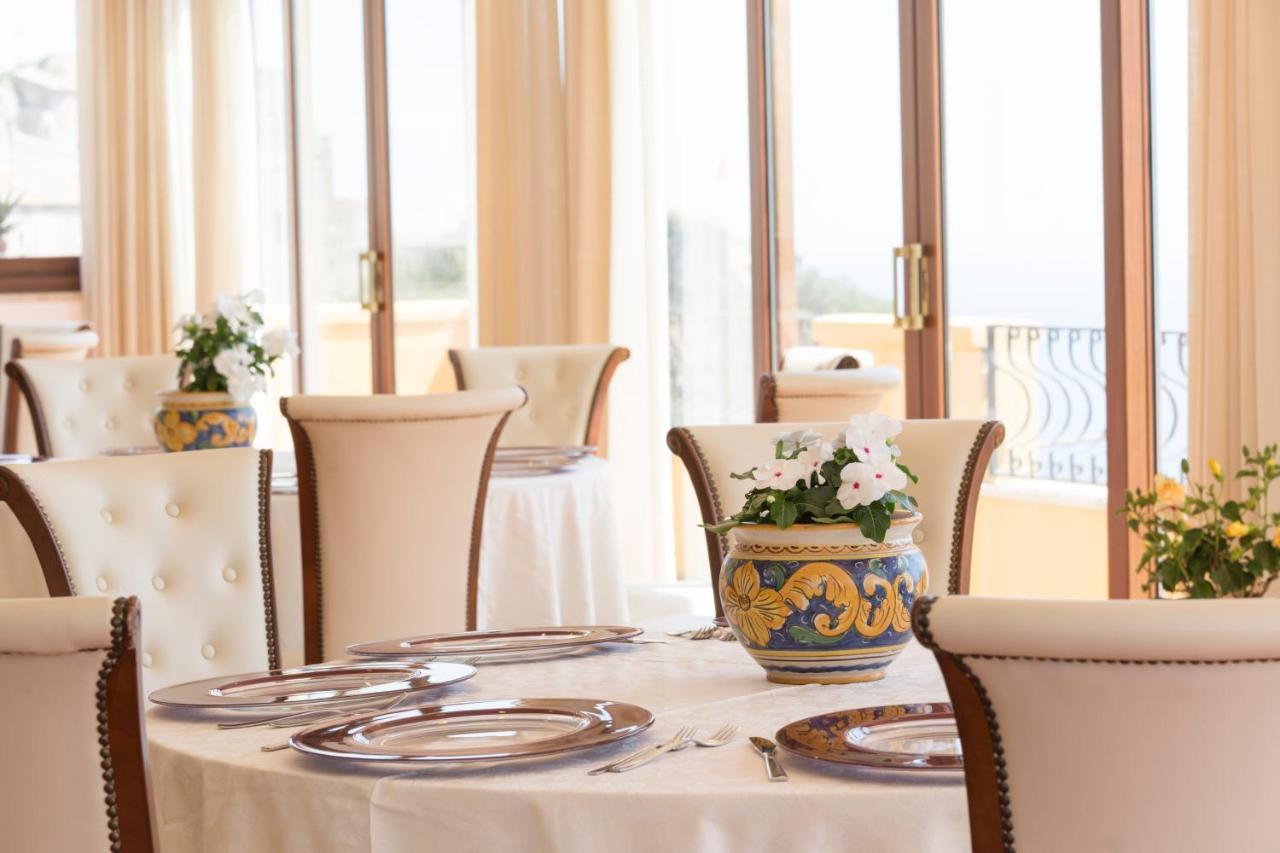 Hotel Sole Castello (Adults Only) ตาออร์มินา ภายนอก รูปภาพ
